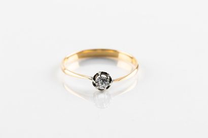 Bague solitaire en or jaune et gris sertie...