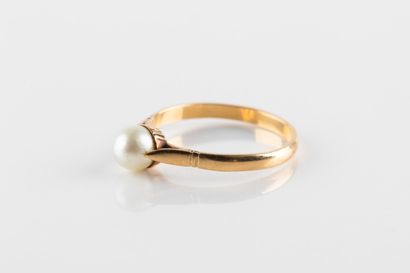 Yellow gold ring set with a 5.8 mm cultured...
