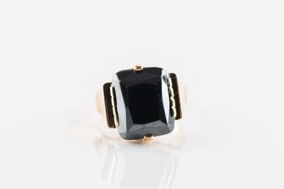 Vers 1950,
Bague chevalière en or jaune surmontée...