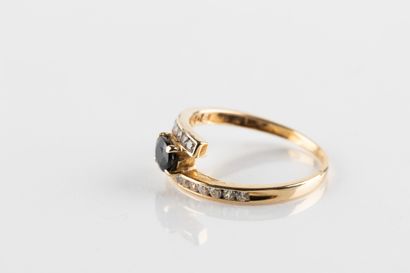 Bague en or jaune centrée d'un saphir ovale...