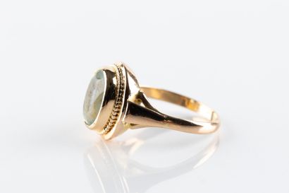 Bague en or jaune sertie d'une aigue marine...