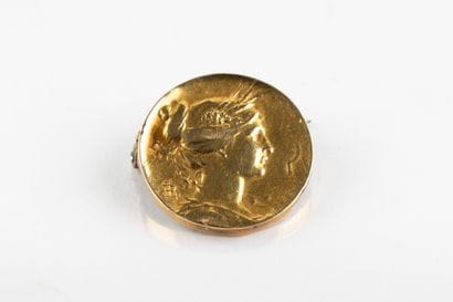 LOUIS RAULT 
Broche en or jaune représentant...