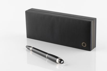Stylo roller MONTBLANC, en résine noire et...