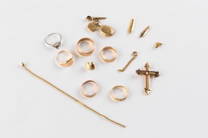 Lot de bijoux comprenant 5 alliances, une...