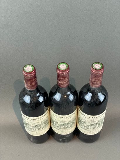 3 btls Château Carbonnieux 2005 - Pessac...