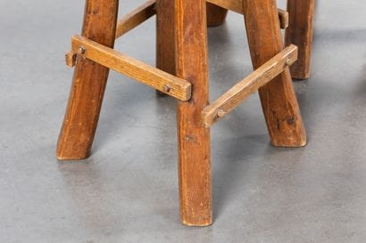 TRAVAIL BRUTALISTE
3 tabourets hauts en bois...