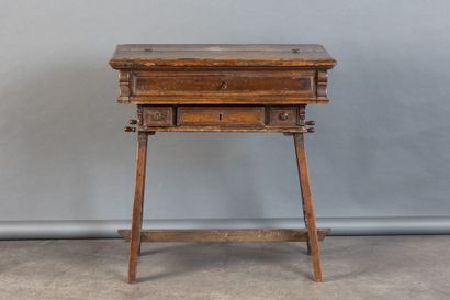 Bureau de changeur en noyer, dessus brisé,...