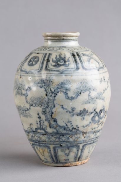 CHINE - STYLE MING
Pot balustre en porcelaine...