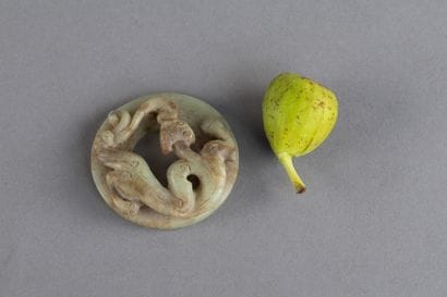 CHINE - XXe siècle
Disque 'bi' en jade (néphrite)...