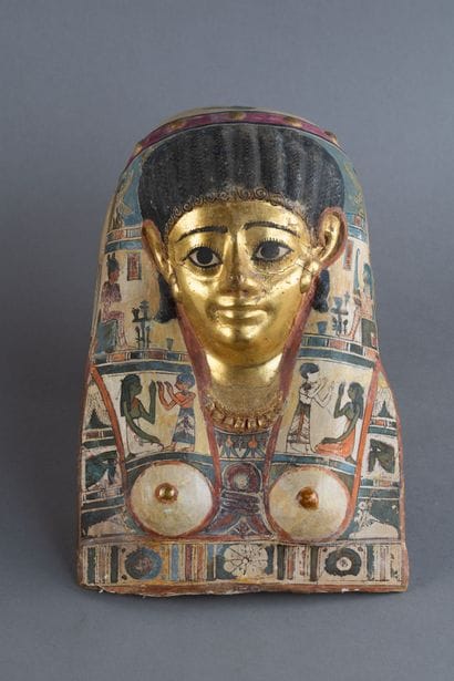 Masque de plastron de momie de femme. Stuc...