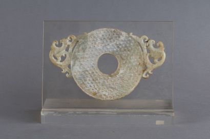 CHINE - XXe siècle
Disque 'bi' en jade (néphrite)...
