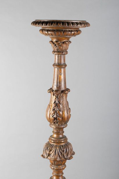 Torchère en bois sculpté de feuillage et...