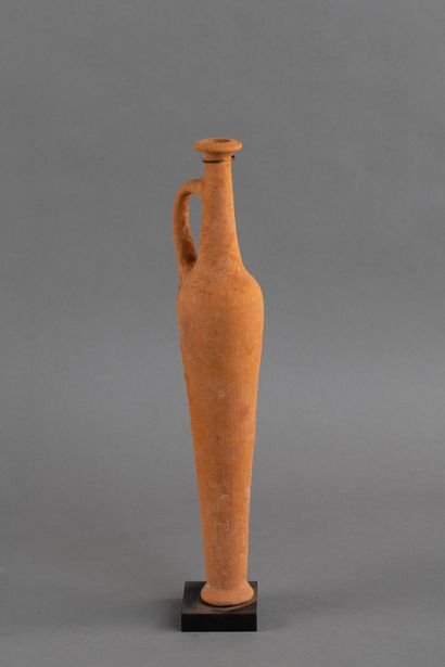 Vase fusiforme en terre cuite orangée. 
Art...