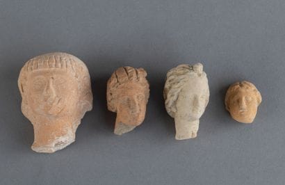 Lot de quatre têtes provenant de statuettes...