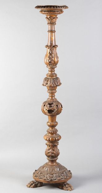 Torchère en bois sculpté de feuillage et...