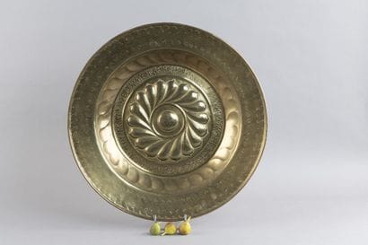 Plat à offrandes en cuivre repoussé. Décor...