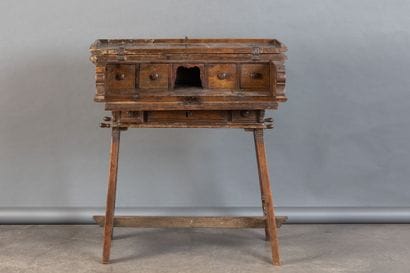 Bureau de changeur en noyer, dessus brisé,...