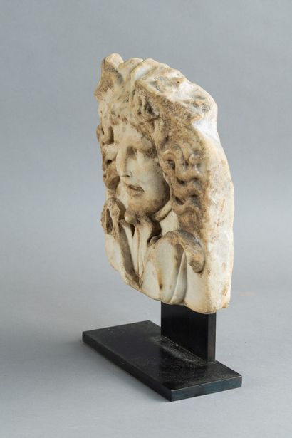 Relief fragmentaire orné d’un masque de Méduse....
