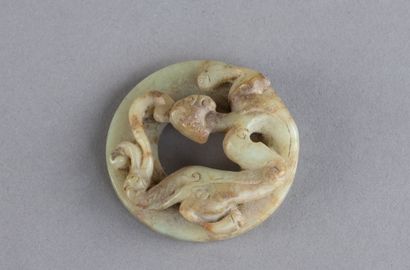 CHINE - XXe siècle
Disque 'bi' en jade (néphrite)...