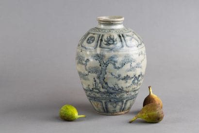 CHINE - STYLE MING
Pot balustre en porcelaine...