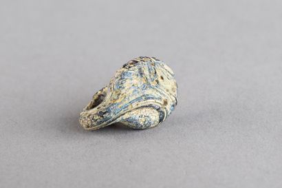 Pendentif avec motif en relief en verre....