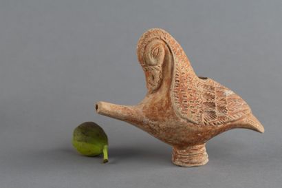 Guttus représentant un oiseau sur piédouche...