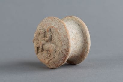 Bobine ornée d’un cavalier en relief. Terre...