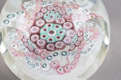 Boule presse-papier à facettes millefiori
XXe...