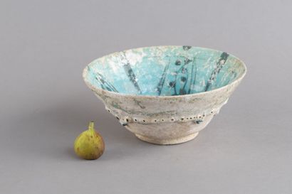 Ceramic cup with a four-part radiating black...