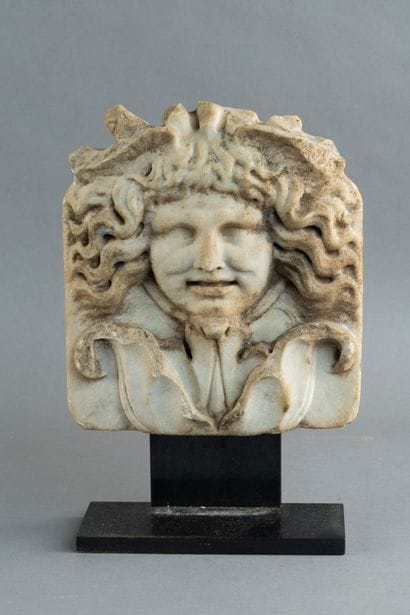 Relief fragmentaire orné d’un masque de Méduse....