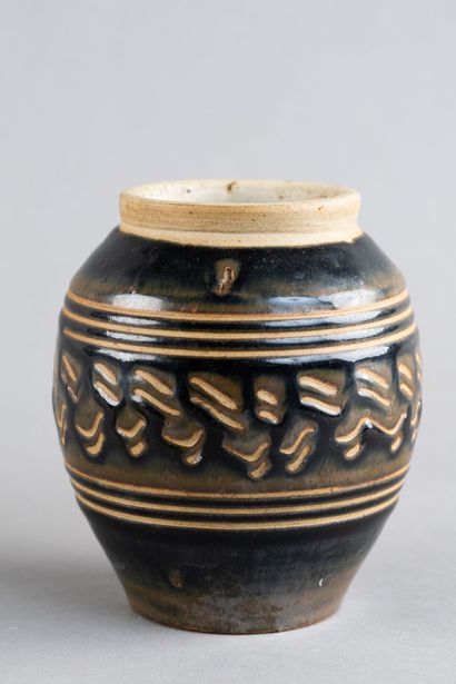 CHINE - XXe siècle
Pot en grès émaillé bleu...