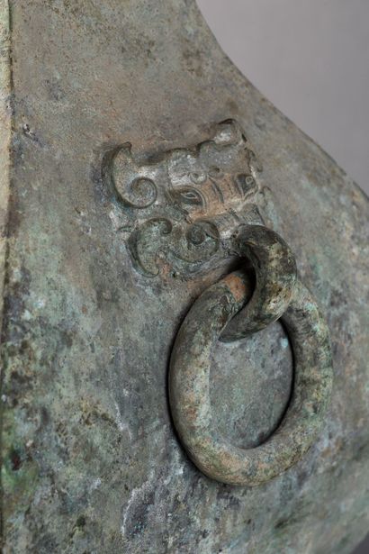 CHINE - STYLE HAN
Vase de forme 'fanghu'...