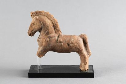 Statuette de cheval harnaché. Terre cuite....