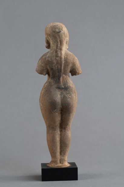 Statuette féminine. Terre cuite.
Art romain....