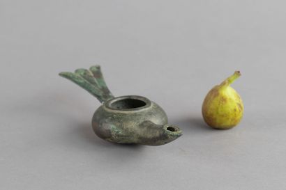 Bronze oil lamp with a long spout and a trilobed,...