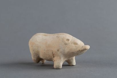 Statuette représentant un cochon. Terre cuite...