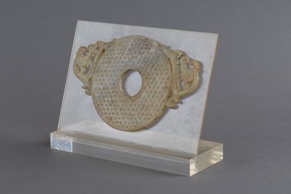 CHINE - XXe siècle
Disque 'bi' en jade (néphrite)...