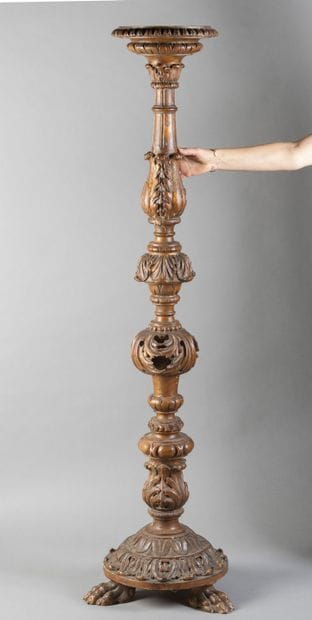 Torchère en bois sculpté de feuillage et...