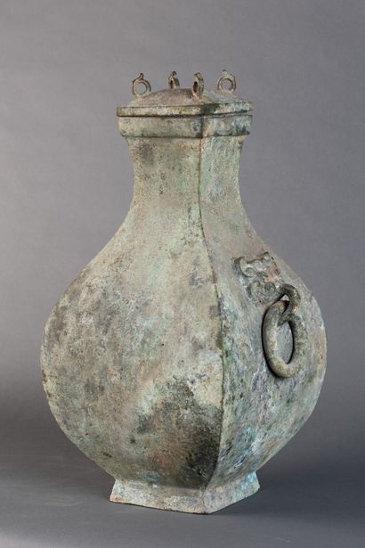 CHINE - STYLE HAN
Vase de forme 'fanghu'...