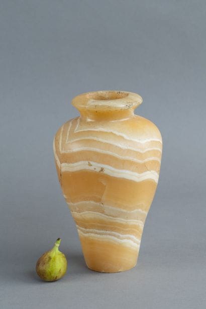Vase en albâtre rubané. 
Egypte. Basse Epoque.
H....