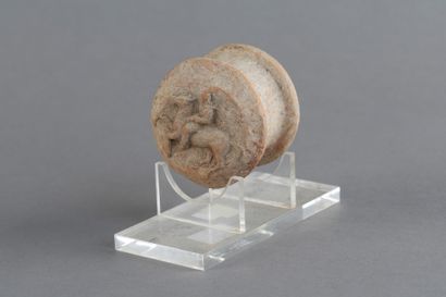 Bobine ornée d’un cavalier en relief. Terre...