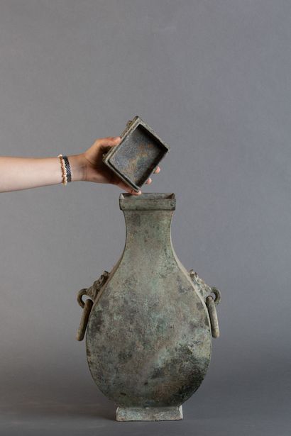 CHINE - STYLE HAN
Vase de forme 'fanghu'...