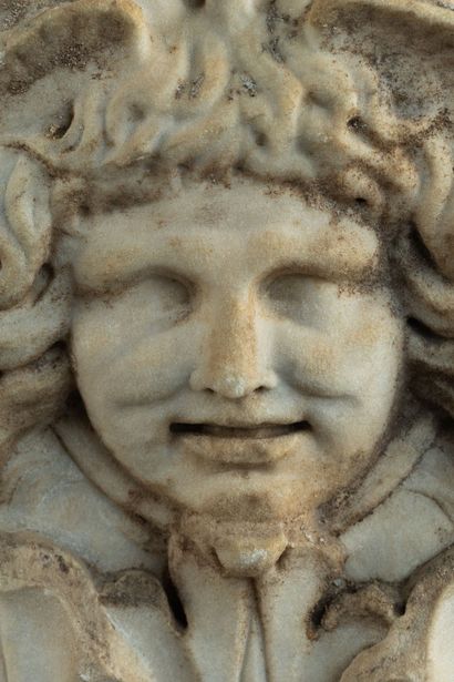 Relief fragmentaire orné d’un masque de Méduse....