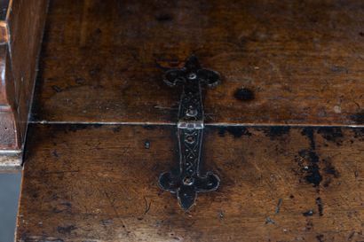 Bureau de changeur en noyer, dessus brisé,...