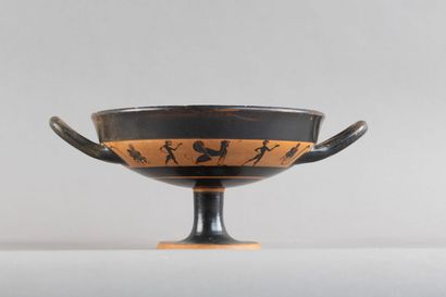 Coupe à figures noires. Sphynx entre deux...