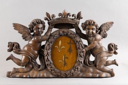 Fronton en chêne sculpté figurant deux angelots...