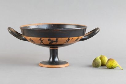 Coupe à figures noires. Sphynx entre deux...