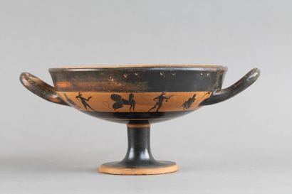 Coupe à figures noires. Sphynx entre deux...