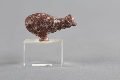 Amulette représentant un veau aux pattes...