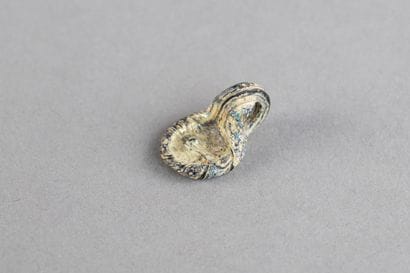 Pendentif avec motif en relief en verre....